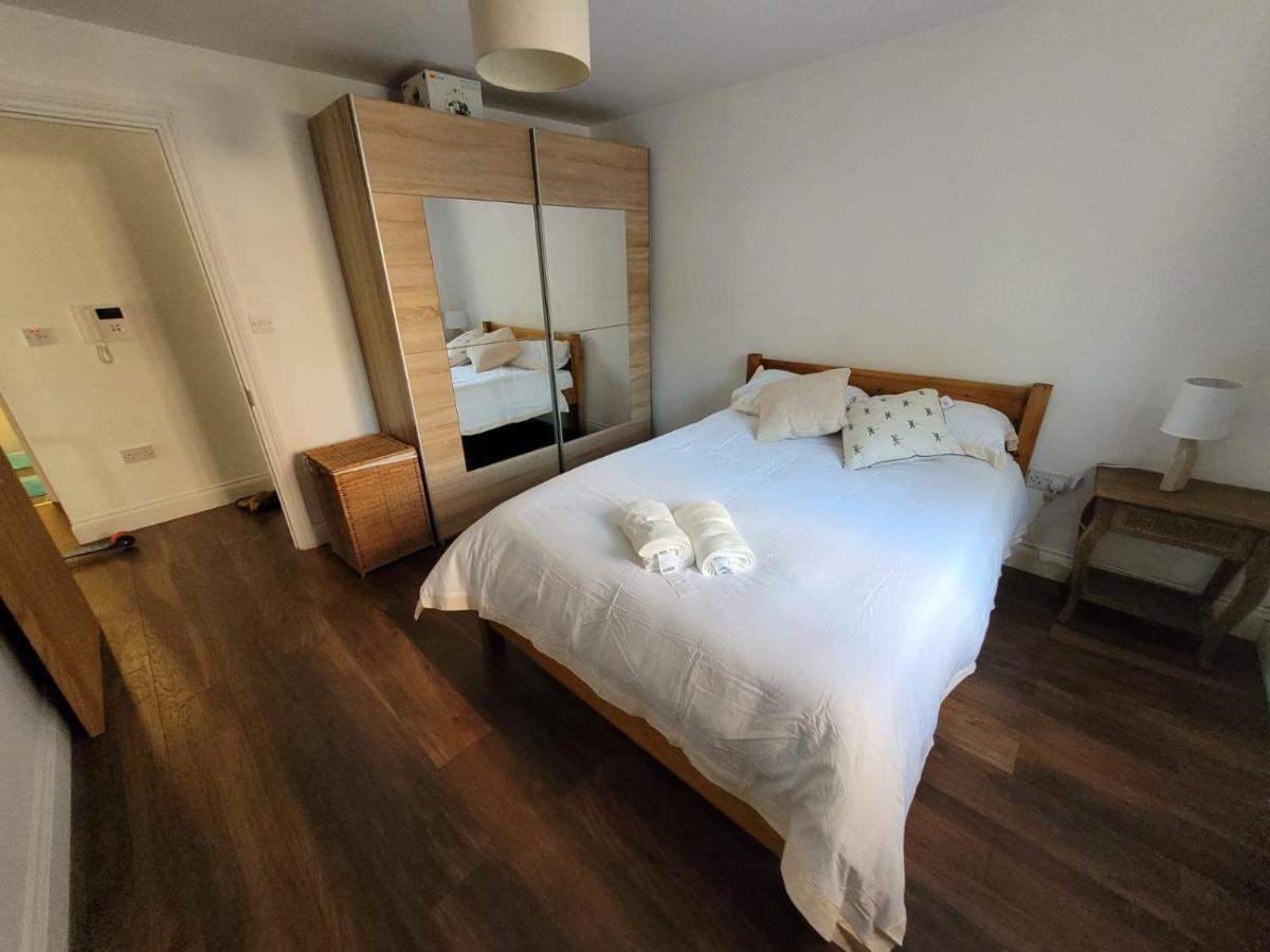 Comfortable Two Bedroom Modern Apartment London Exterior photo