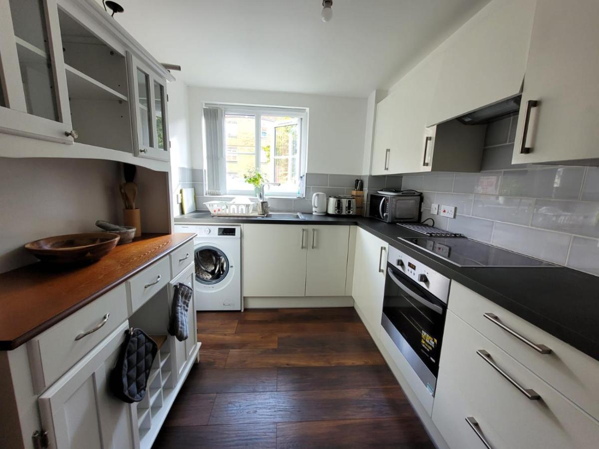 Comfortable Two Bedroom Modern Apartment London Exterior photo